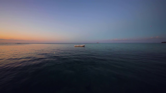 美丽的日出在加勒比岛的异国海滩上。蓝天下的热带海浪。视频素材