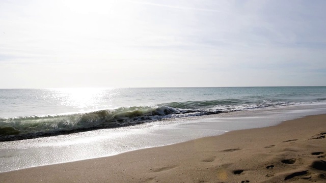 海浪拍打着海滩视频素材