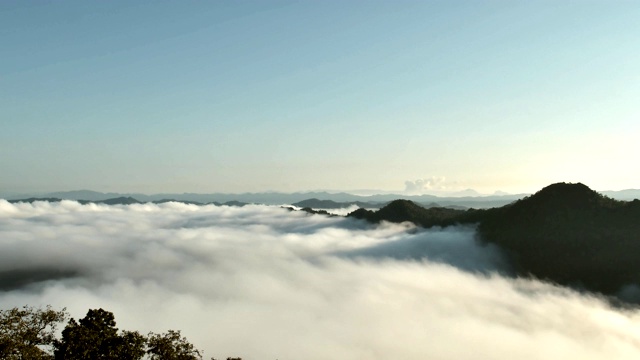 高原自然景观的泰国冬日绿树山视频素材