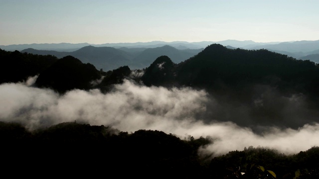 高原自然景观的泰国冬日绿树山视频素材