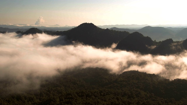 高原自然景观的泰国冬日绿树山视频素材