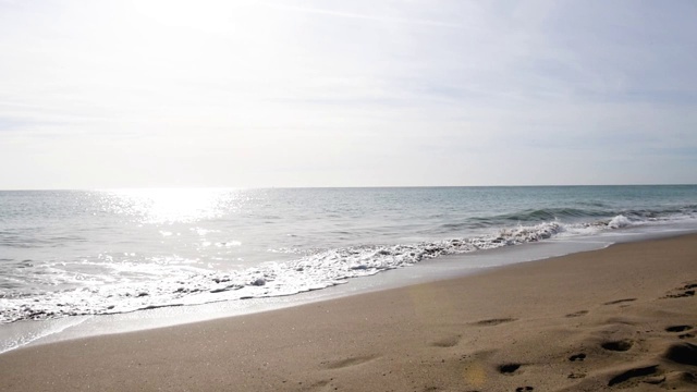 海浪拍打着海滩视频下载