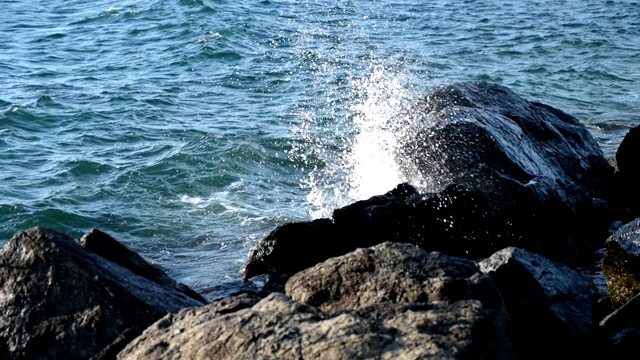 海浪在海边。视频素材