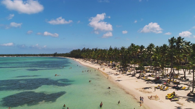 加勒比海热带海滩度假胜地，棕榈树和白色的沙滩。在巴伐罗旅游和度假。蓬塔卡纳，多米尼加共和国。视频素材