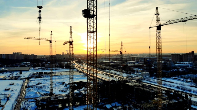 太阳正在建筑场地落下视频素材