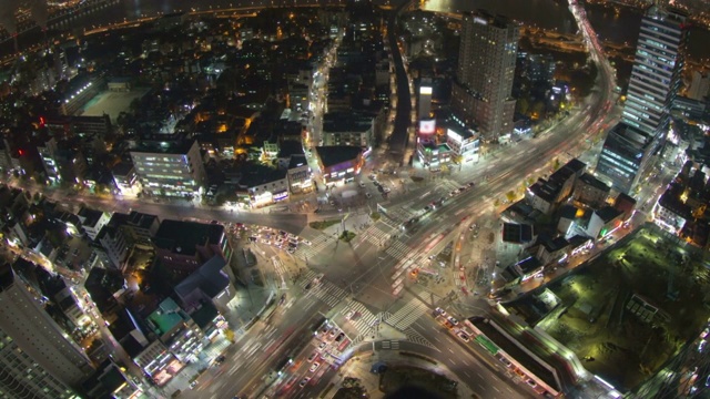 在首尔江南区十字路口行驶的汽车夜景视频素材