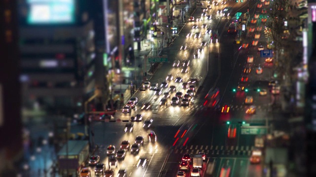 在首尔江南区十字路口行驶的汽车夜景视频素材