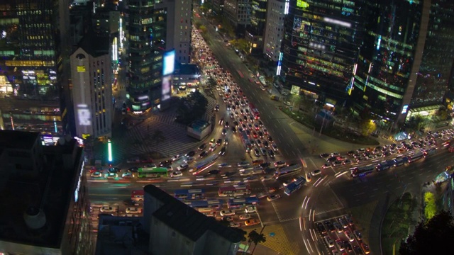 在首尔江南区十字路口行驶的汽车夜景视频素材