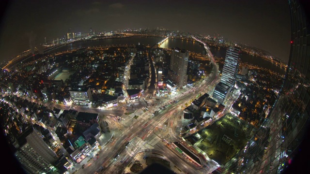 在首尔江南区十字路口行驶的汽车夜景视频素材