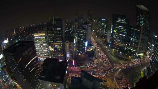 在首尔江南区十字路口行驶的汽车夜景视频素材