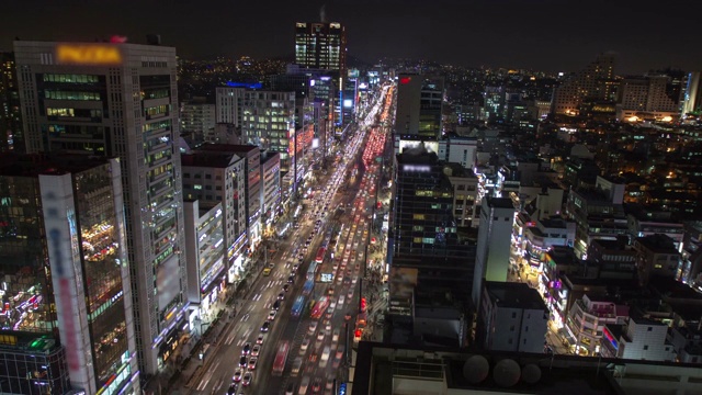 在首尔江南区行驶的汽车夜景视频素材