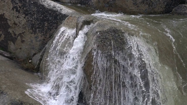 岩石的落水视频素材