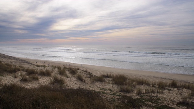 日落还有Sand beach at the Atlantic Ocean Cote d´银near the Vieux-Boucau-les-Bains村。法国，欧洲，大西洋。视频素材