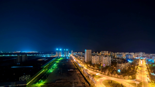 日出背景下的美丽城市。从白天到夜晚的视野。时间流逝视频素材