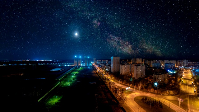 夜晚城市上空的星空。时间流逝视频素材