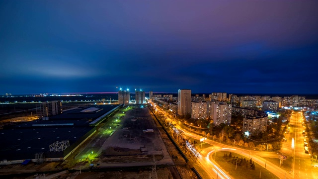 美丽的云在城市上空流动。时间流逝视频素材