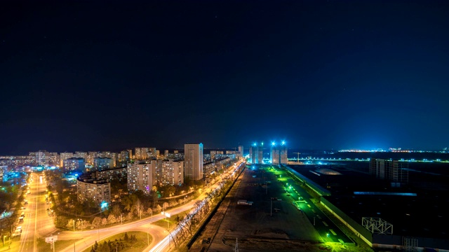 日出背景下的城市。从白天到夜晚的视野。时间流逝视频素材