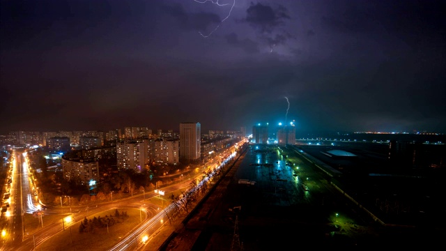 夜晚城市上空的闪电。时间流逝视频素材