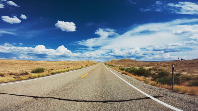 在风景优美的道路上开车视频素材