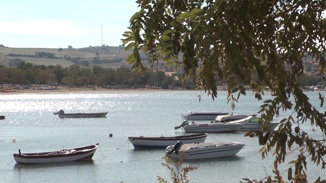 卡纳卡莱海峡，海岸线和卡纳卡莱的船只的一般观点。
Canakkale /土耳其10/12/2013视频素材