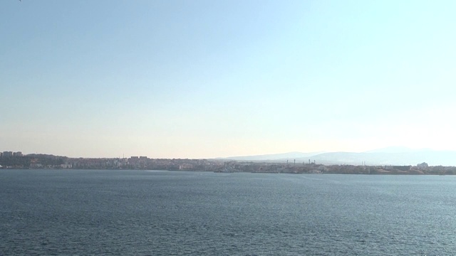 卡纳卡莱海峡，海岸线和卡纳卡莱的船只的一般观点。
Canakkale /土耳其10/12/2013视频素材