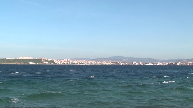 卡纳卡莱海峡，海岸线和卡纳卡莱的船只的一般观点。
Canakkale /土耳其10/12/2013视频素材