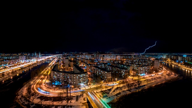 夜间城市上空的闪电。时间流逝视频素材