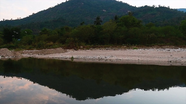 云映天空，河中鸟飞视频素材