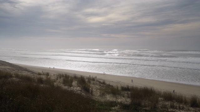 日落还有Sand beach at the Atlantic Ocean Cote d´银near the Vieux-Boucau-les-Bains村。法国，欧洲，大西洋。视频素材