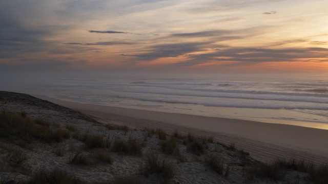 日落还有Sand beach at the Atlantic Ocean Cote d´银near the Vieux-Boucau-les-Bains村。法国，欧洲，大西洋。视频素材