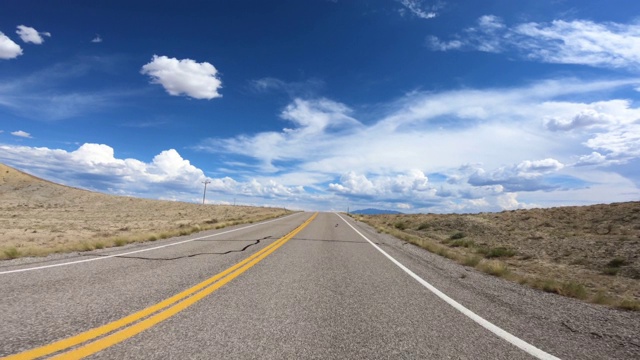 在风景优美的道路上开车视频素材