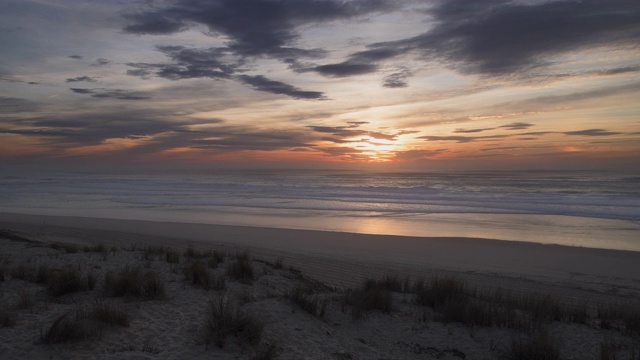 日落还有Sand beach at the Atlantic Ocean Cote d´银near the Vieux-Boucau-les-Bains村。法国，欧洲，大西洋。视频素材