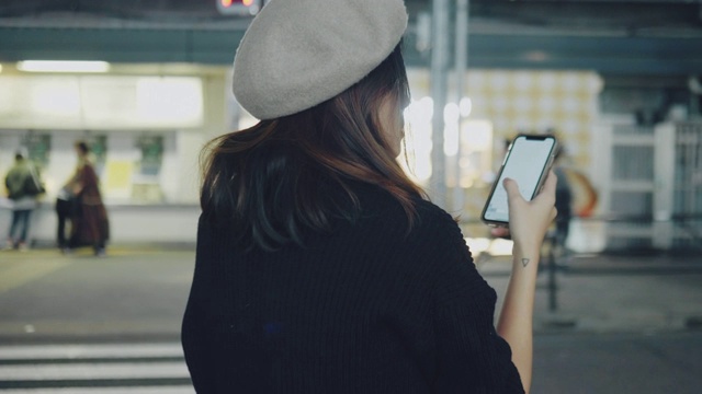 年轻的亚洲女子在东京等出租车。视频素材