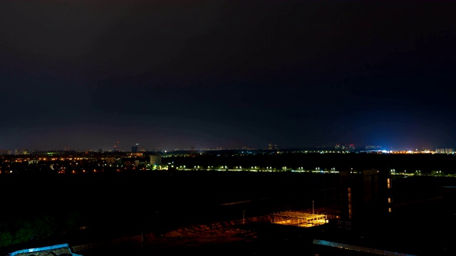 夜晚城市上空如画的闪电。时间流逝视频素材