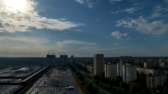 白天到夜晚在城市上空过渡。时间流逝视频素材