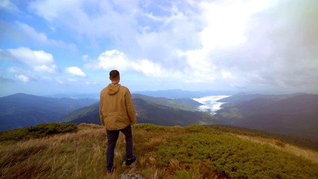 那个站在山上看风景如画的人视频素材