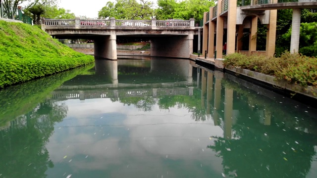 低空飞行的无人机拍摄沿河漫步在圣安东尼奥，得克萨斯州附近的珍珠区视频素材