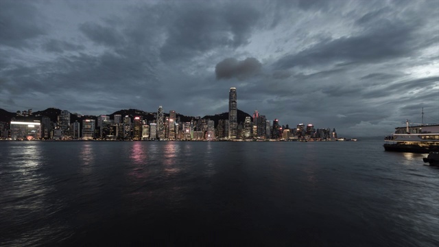 T/L WS LA Victoria Harbour from Dusk to Night On A Cloudy Day /香港，中国视频素材