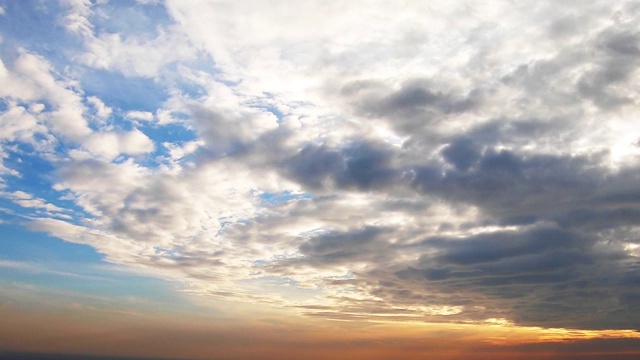 时光流逝，城市上空的云景。视频素材