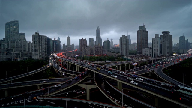 上海市区高速公路鸟瞰图，多云的天空和暴雨，中国。亚洲智慧城市的金融区和商业中心。摩天大楼和高层建筑的俯视图。视频素材