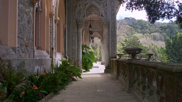 漫步在蒙塞拉特宫(Monserrate Palace)，这是一个位于葡萄牙里维埃拉(Riviera)的传统避暑胜地辛特拉(Sintra)附近的宫殿别墅。4 k视频素材