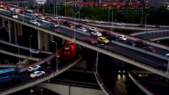 高速公路高峰时间的交通堵塞。晚上，中国上海市中心的桥上和路上的汽车。视频素材