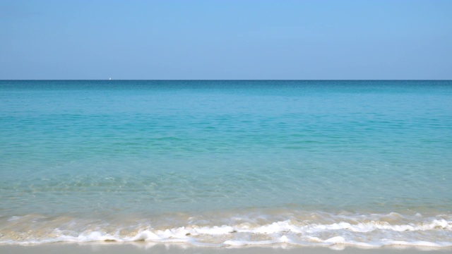 海浪和水晶清澈的蓝绿色安达曼海，普吉岛，泰国视频素材