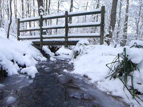 河上的人行桥与冰雪视频素材