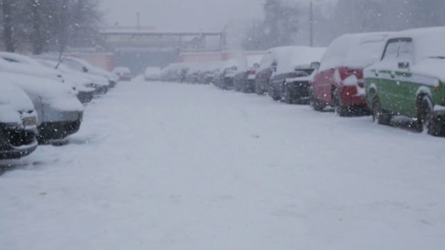 汽车被雪覆盖，在严冬的暴风雪中。视频素材