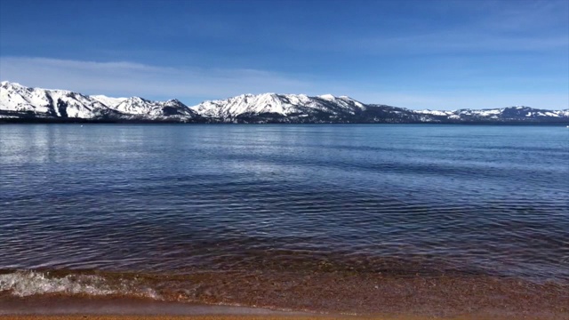 春天可以欣赏到南太浩湖和群山的美景视频素材