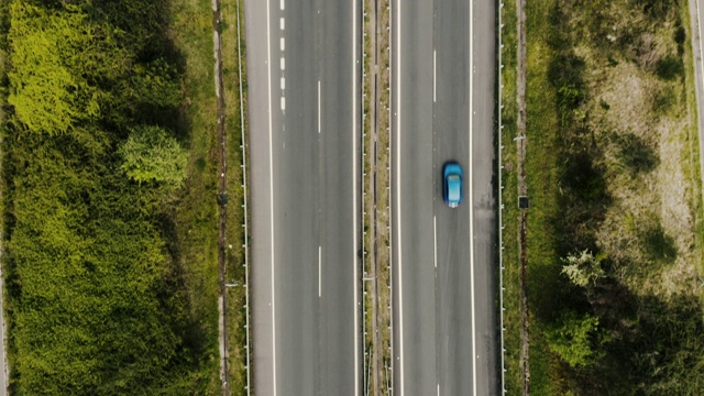 绿色乡村和高速公路的航拍视频素材