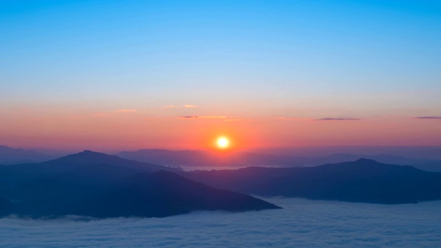 美丽的自然景观，日出越过山和雾，时间流逝视频素材