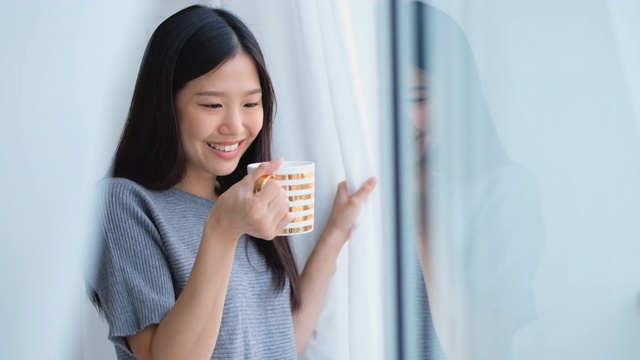 早上喝咖啡的亚洲女人视频素材