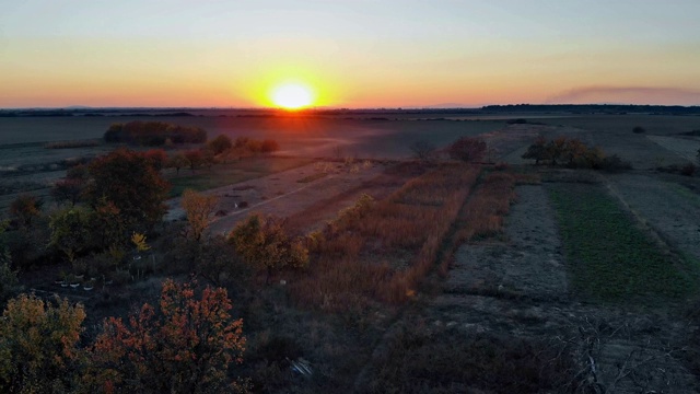 空中的自然景观，美丽的田园，在金色的夕阳下，在黎明的牧场视频素材